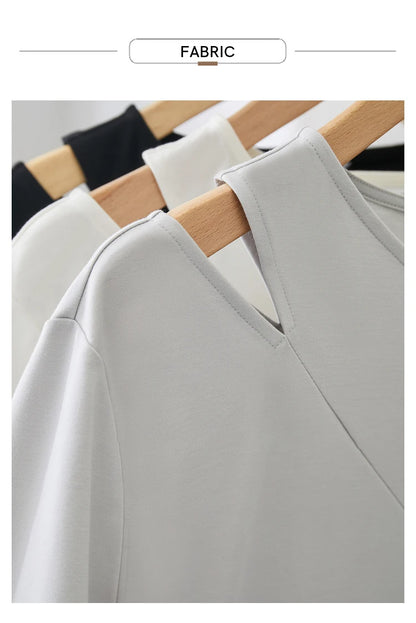 Damen T-Shirts im Minimalismus-Stil mit asymmetrischem V-Ausschnitt und kurzen Ärmeln