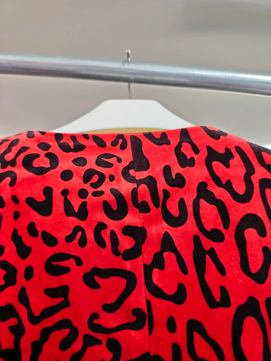 Elegantes ärmelloses Damen-Kleid mit Halterneck und Patchwork-Falten-Design – figurbetont und stilvoll.