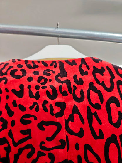Elegantes ärmelloses Damen-Kleid mit Halterneck und Patchwork-Falten-Design – figurbetont und stilvoll.