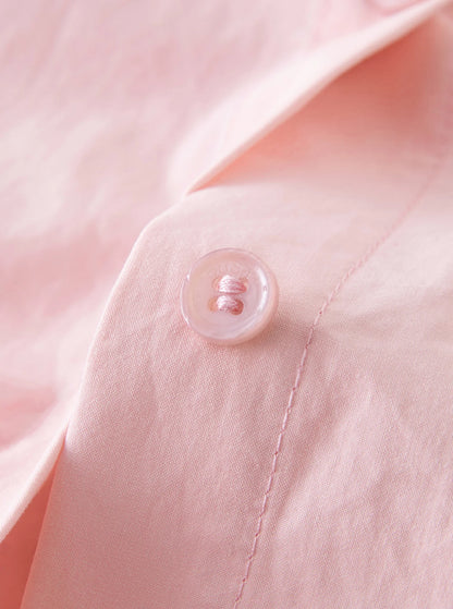 Lässige Damen-Bluse in Übergröße mit Schnallen und kurzen Ärmeln – Sommerliches Design mit umgeschlagenem Kragen und figurbetonter Taille.