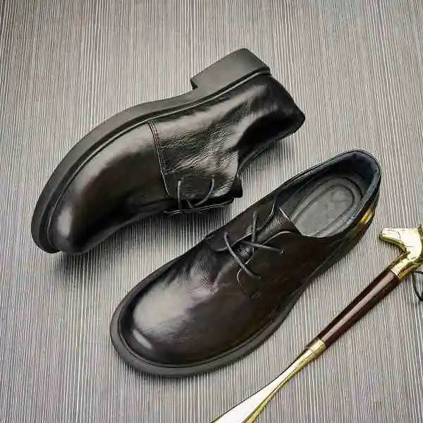 Schwarze Lederschnürschuhe, seitlicher Blick, profilierte Sohle