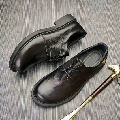Schwarze Lederschnürschuhe, seitlicher Blick, profilierte Sohle