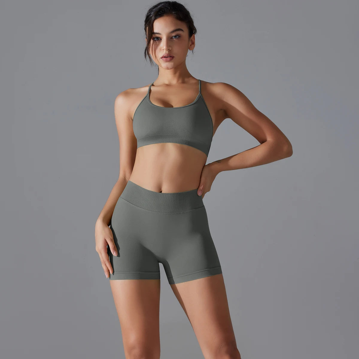 Hamidou nahtloses Yoga-Set in Dunkelgrau: Sport-BH und Shorts, Ganzkörperansicht