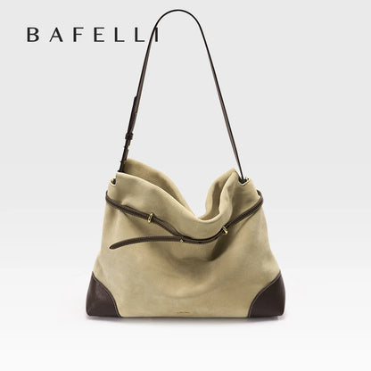 Beige Wildlederhandtasche mit langen Trägern, seitlichem Reißverschluss und flachem Boden