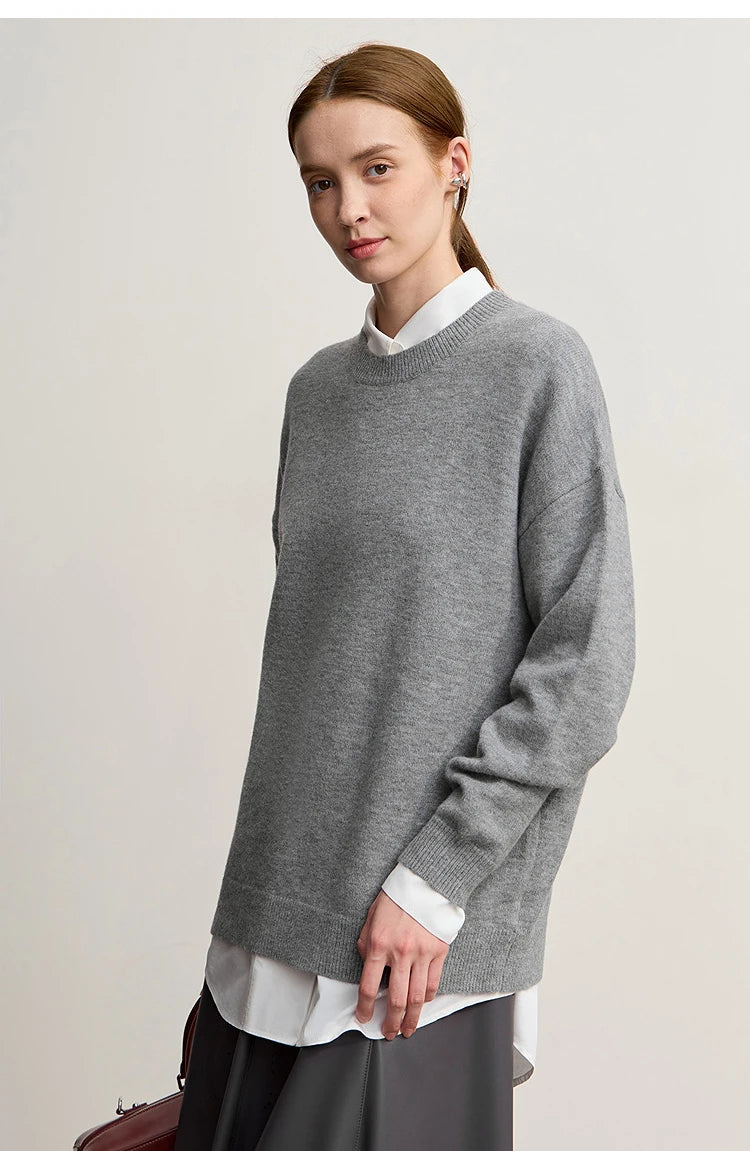 Grau melierter Damen-Strickpullover mit Rundhalsausschnitt, weißes Hemd darunter sichtbar