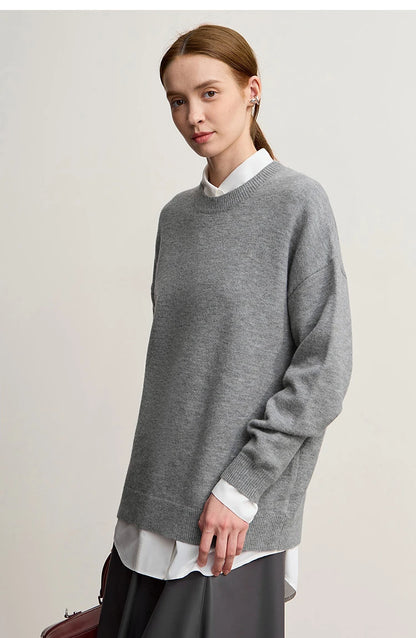 Grau melierter Damen-Strickpullover mit Rundhalsausschnitt, weißes Hemd darunter sichtbar