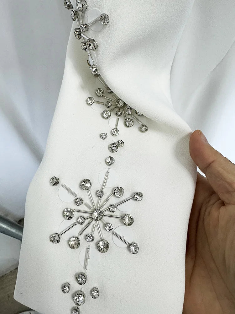 Zweiteiliges Damen-Set mit Rundhals und langen Ärmeln, verziert mit Diamant-Details, bestehend aus einem Oberteil und einem hoch taillierten Rock mit Patchwork-Taschen.