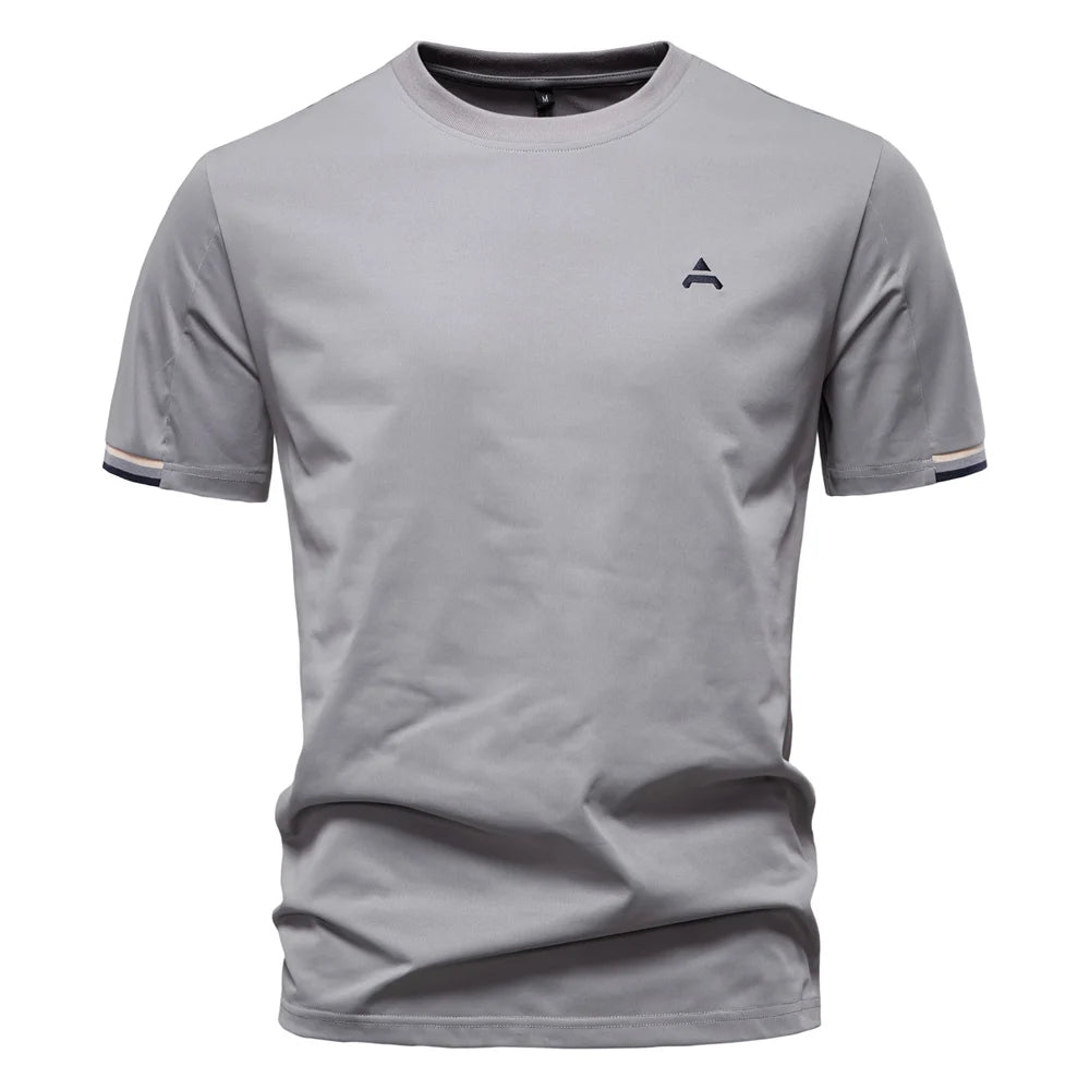Hellgraues Herren-T-Shirt mit Rundhalsausschnitt und orangefarbenem Logo vorne