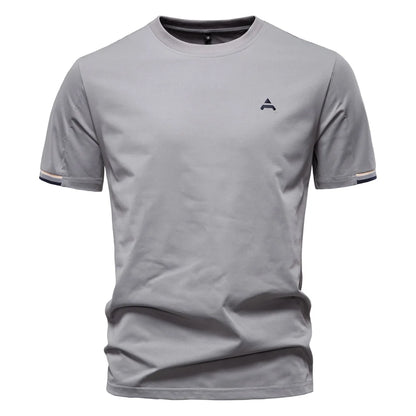 Hellgraues Herren-T-Shirt mit Rundhalsausschnitt und orangefarbenem Logo vorne