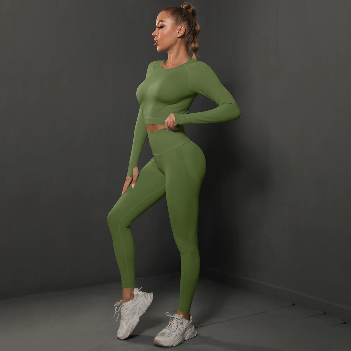 Nahtloses Yoga-Set mit Langarm-Crop-Top und Leggings, olivgrün