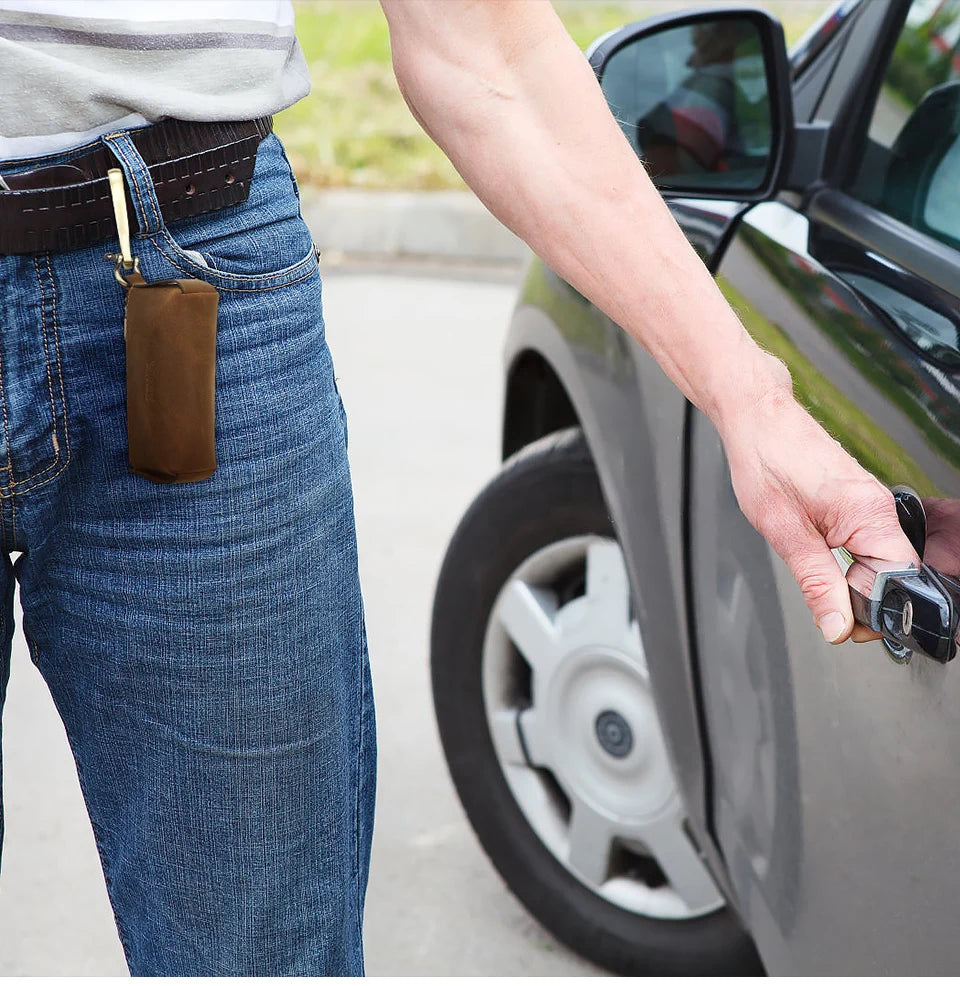 Leder-Schlüssel-Etui am Schlüsselbund in Braun, Hand hält den Autoschlüssel