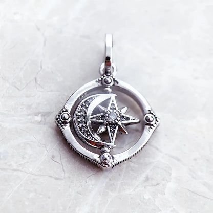 Runder Stern-Mond-Anhänger aus 925er Sterlingsilber mit Strahlenstern, Ansicht von vorn.
