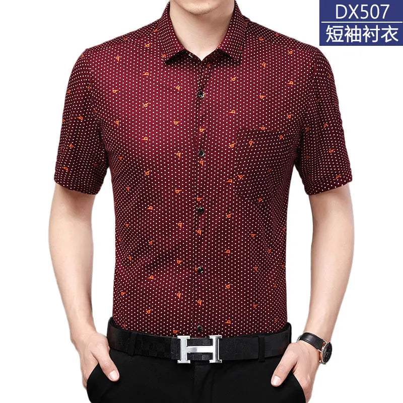 Leichtes Herren-Poloshirt aus Eisseide mit kurzen Ärmeln und klassischem Kragen in einfarbigem Design.