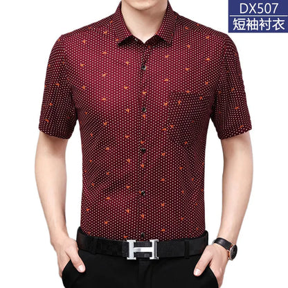 Leichtes Herren-Poloshirt aus Eisseide mit kurzen Ärmeln und klassischem Kragen in einfarbigem Design.