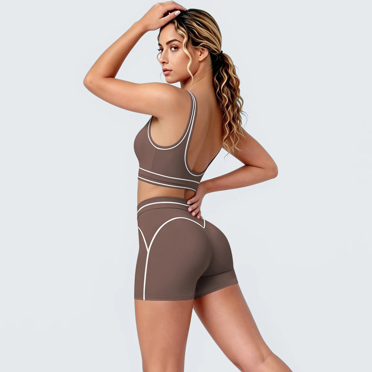 Yoga-Set mit Sport-BH und Shorts, braun mit weißen Zierlinien