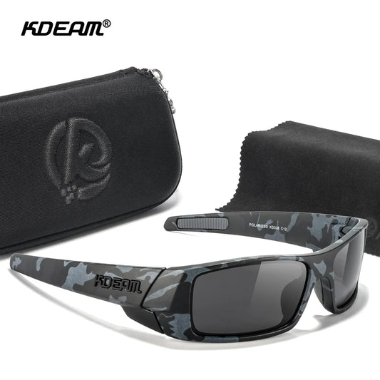 Sonnenbrille mit Tarnmuster und schwarzen Gläsern, dazu schwarzes Totenkopf-Etui