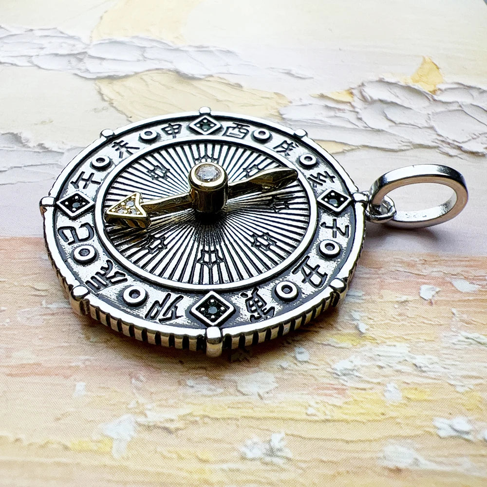 Kompass-Anhänger offen gezeigt, 925 Sterlingsilber mit stilisierten Zeigern und Öse