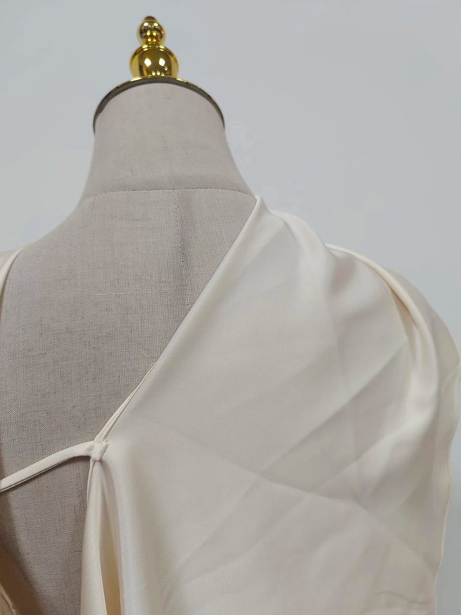 Elegantes Damen-Midikleid mit schulterfreiem Design, langen Ärmeln und Perlen-Patchwork – figurbetont und luxuriös.