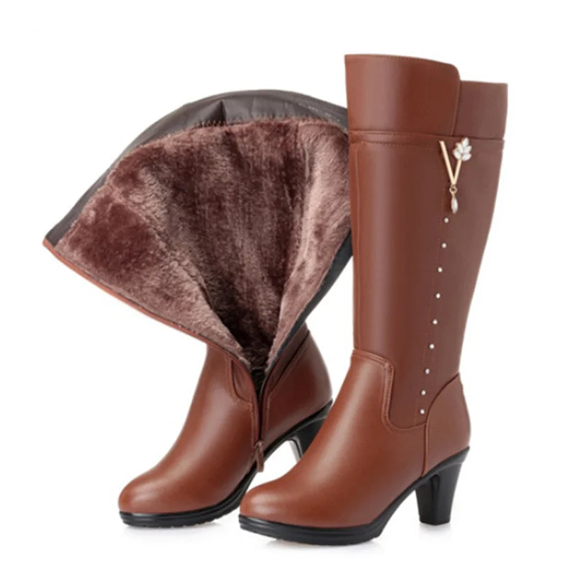 Braune kniehohe Damenstiefel, Lederoptik, mit geöffneter warmer Woll-Innenseite.