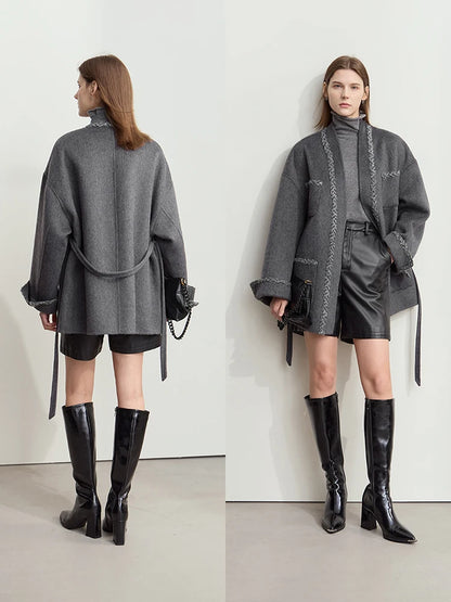 Damen Wollmantel im minimalistischen Design mit Gürtel und Taschen