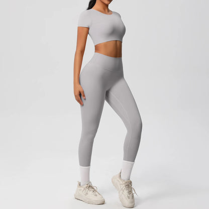 Yoga-Set für Damen: Crop-Top und High-Waist-Leggings, hellgrau, seitliche Ansicht.