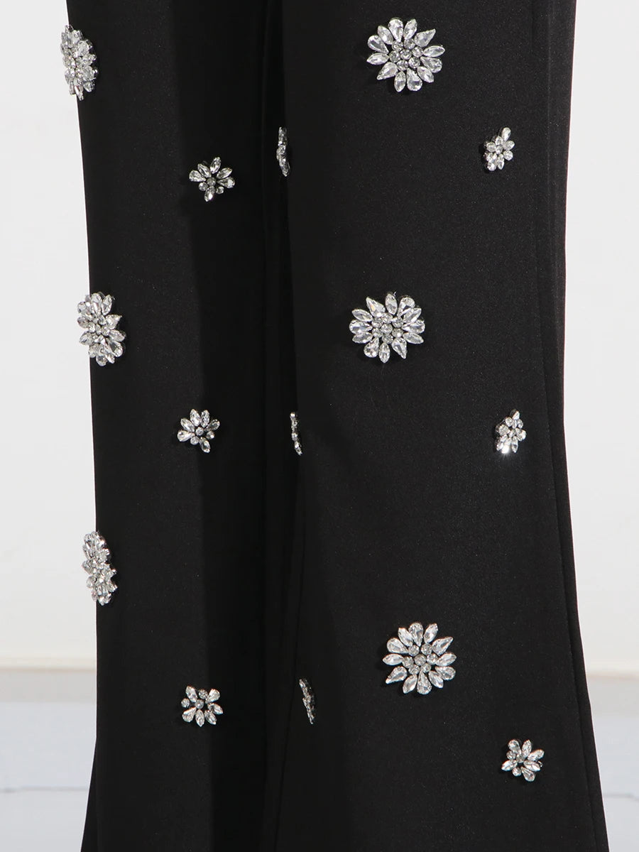 Ärmelloses Damen-Spitzenkleid mit Rundhalsausschnitt und Patchwork-Design – figurbetont und mit Hohldetails.
