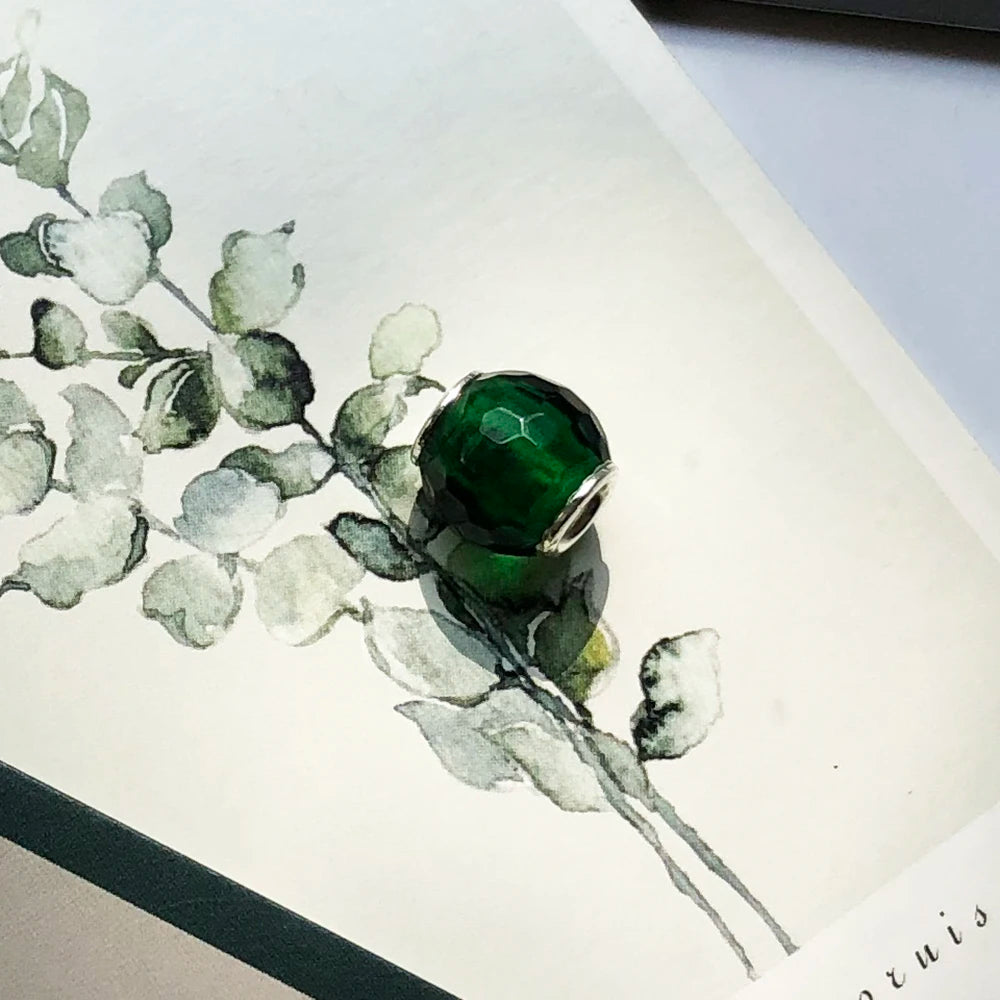 Grüner facettierter Perlen-Charm mit 925er Sterlingsilber-Fassung