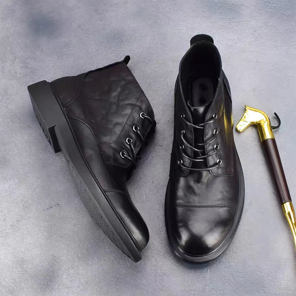Schwarze Herren-Lederstiefel mit Schnürung, hohem Schaft und Profilsohle