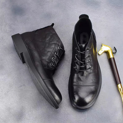 Schwarze Herren-Lederstiefel mit Schnürung, hohem Schaft und Profilsohle