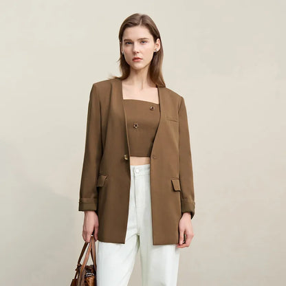 Brauner Damen-Blazer mit Knopfleiste, Brusttaschen und 3/4-Ärmeln, mit hellen Kleidungsstücken