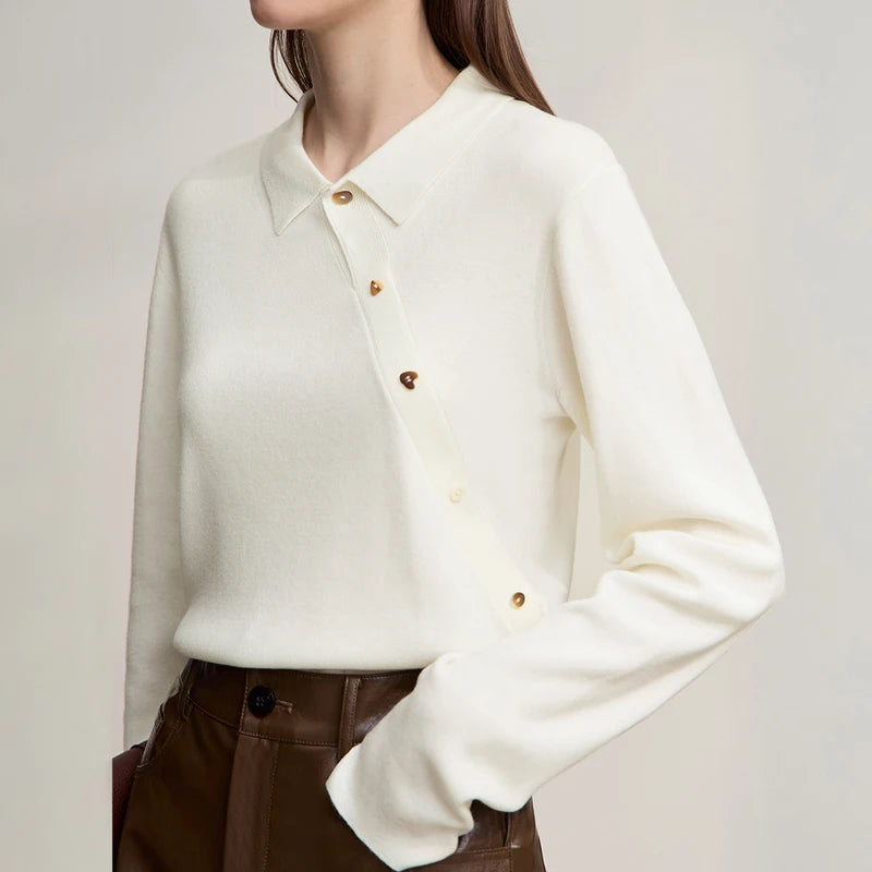 beiger Pullover mit Polokragen, Knopfleiste und langen Ärmeln