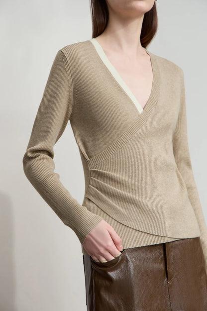 Damenpullover aus Rippenstrick mit V-Ausschnitt, kontrastierender Blende, hellbeige
