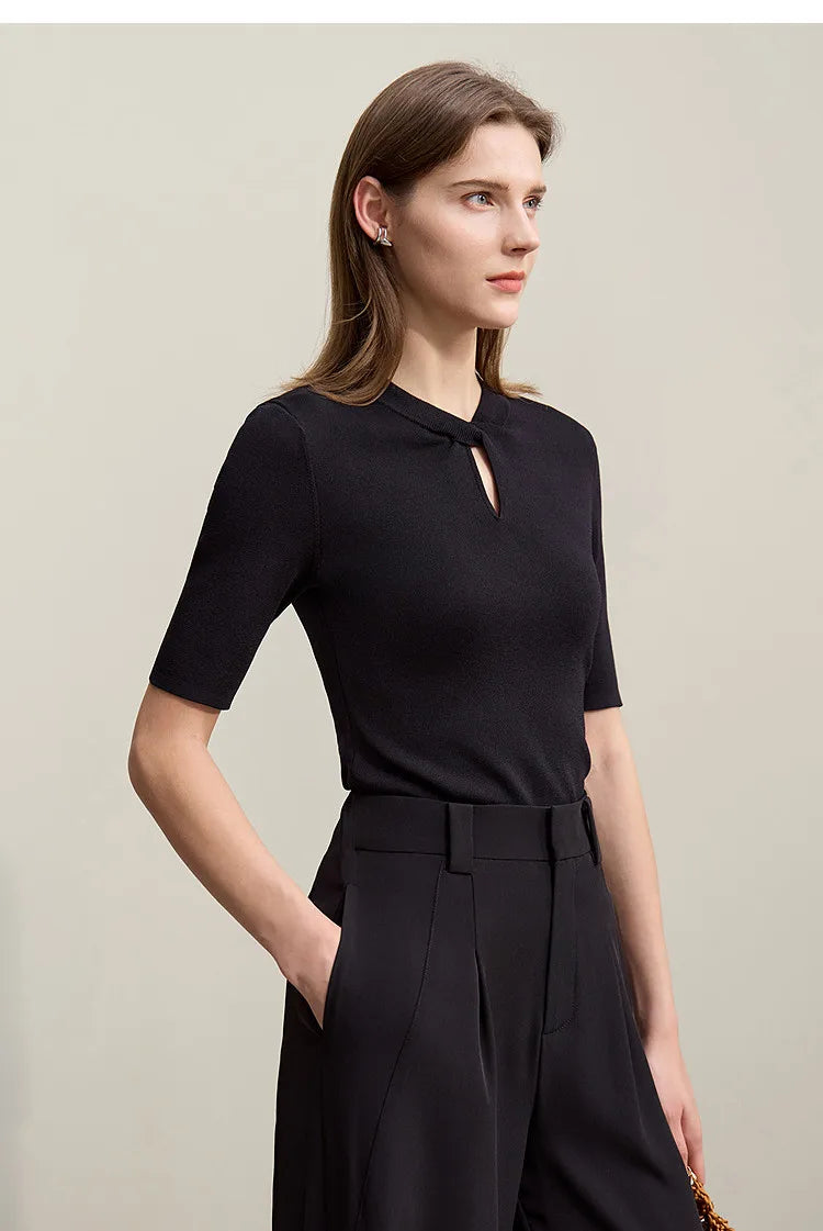 Schwarzes Strickshirt mit halbem Arm und Schlitzöffnung am Halsausschnitt