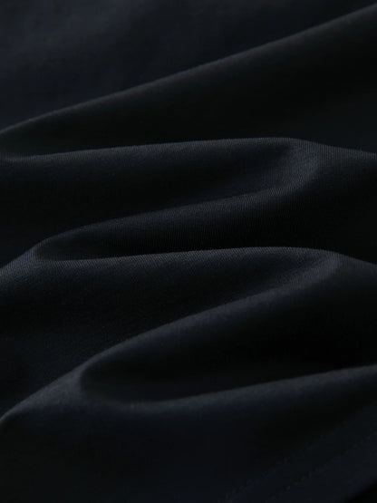 Damen-T-Shirt aus Baumwolle mit V-Ausschnitt und kurzen Ärmeln in vier Farben, mit Falten-Design an der Schulter.