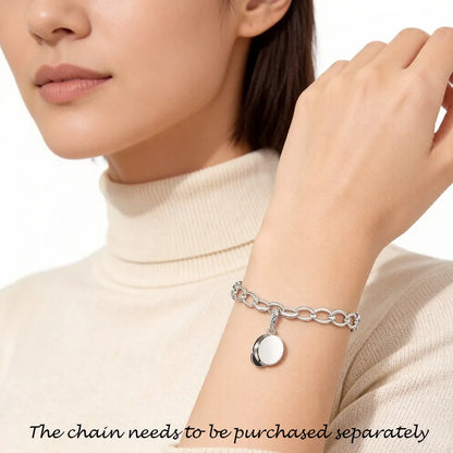 Studentenmützen-Anhänger in Silber am Armband, runde weiße Schmuckfläche mit Detail