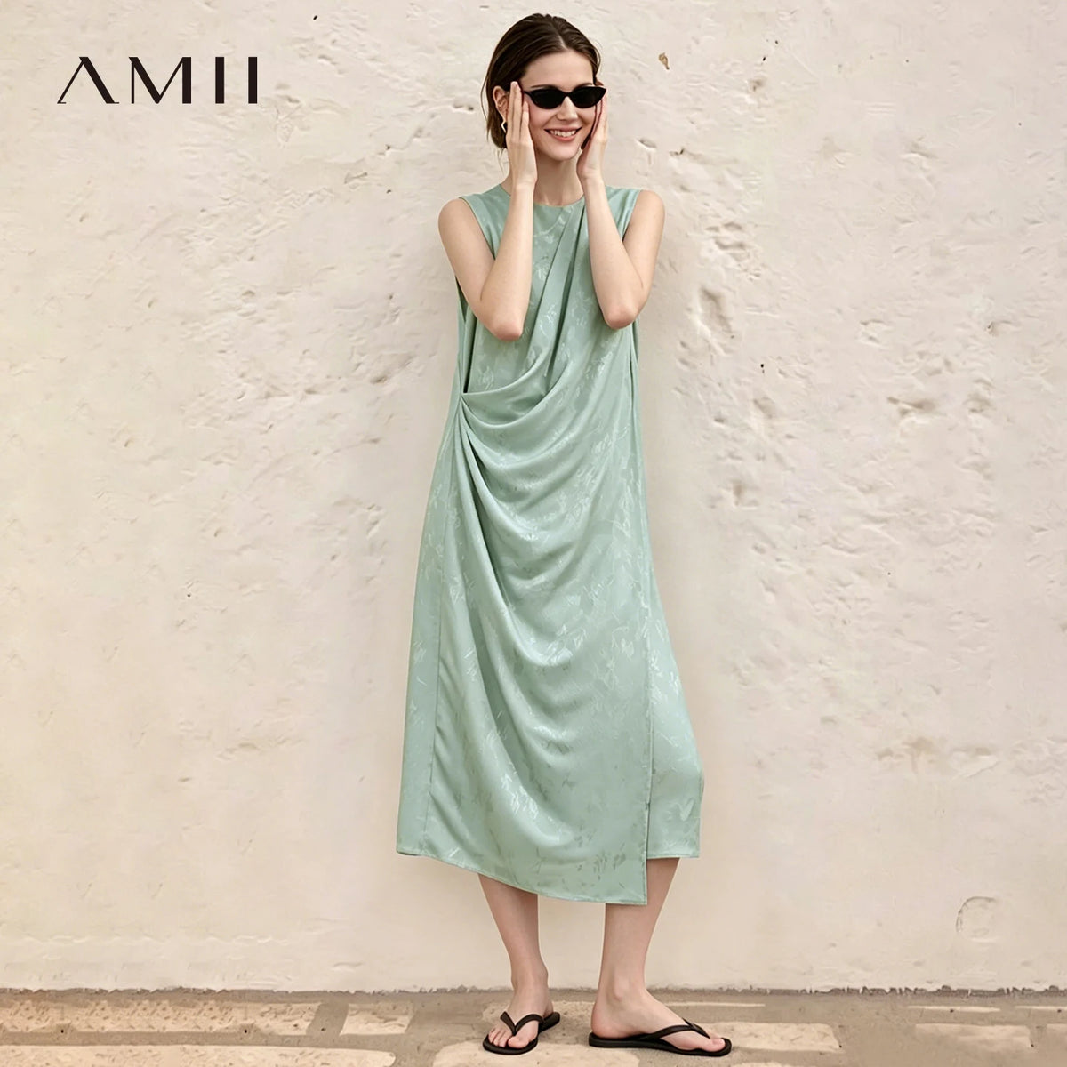 Ärmelloses Jacquard-Damenkleid mit Drapierung, mintgrün, Midi-Länge.