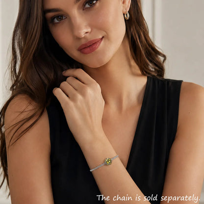 Charme am Armband aus silberfarbenem Metall mit gelb-grünen Steinen