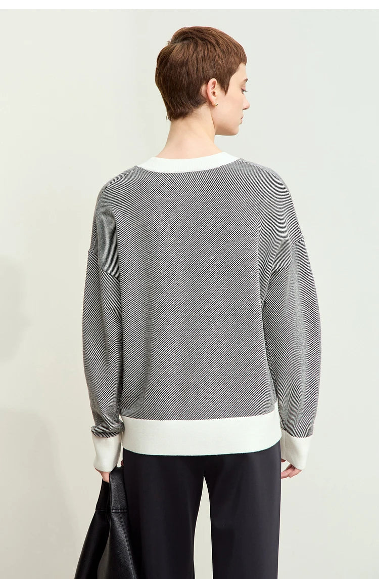Damenpullover in Grau mit weißem Saum- und Ärmelbündchen, Rückansicht