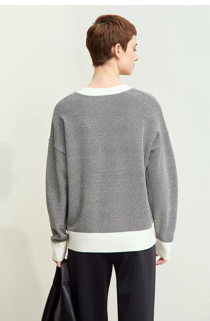 Damenpullover in Grau mit weißem Saum- und Ärmelbündchen, Rückansicht