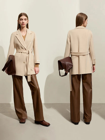 Damen Wollmantel im minimalistischen Stil mit Gürtel und langen Ärmeln