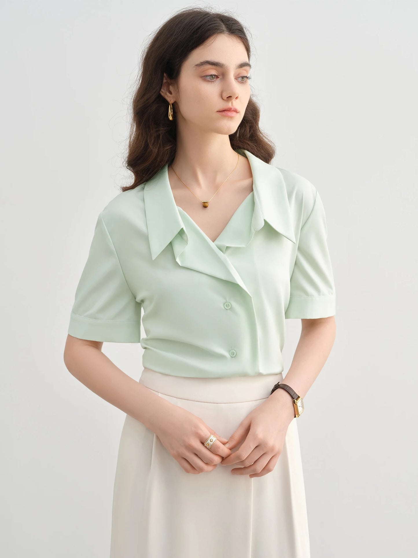 Kurzärmeliges Patchwork-T-Shirt mit Kontrastfarben und Karomuster – modischer Allrounder für den Sommer.