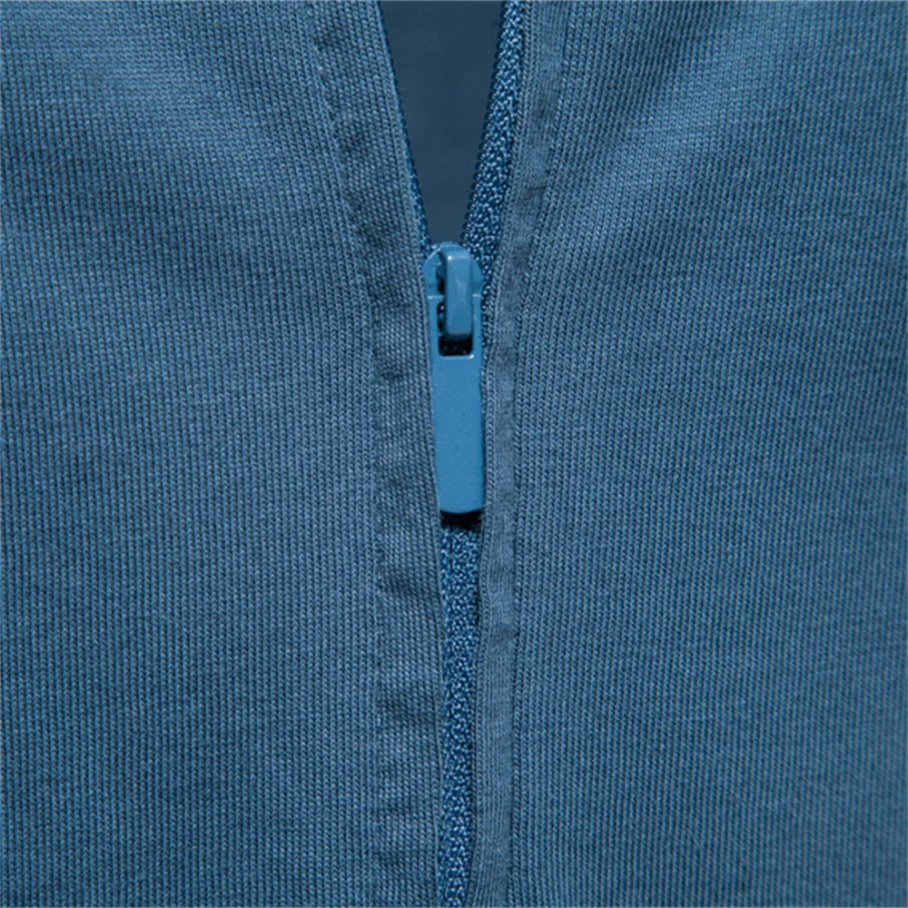 Detailaufnahme: 1/4-Reißverschluss und Naht auf blauem Herren-T-Shirt.