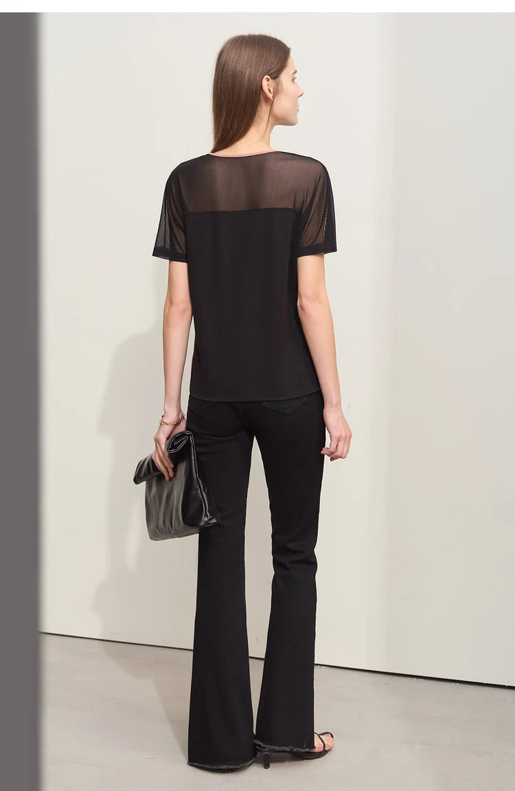 Damen T-Shirt im Minimalismus-Stil mit V-Ausschnitt und Kontrastnähten