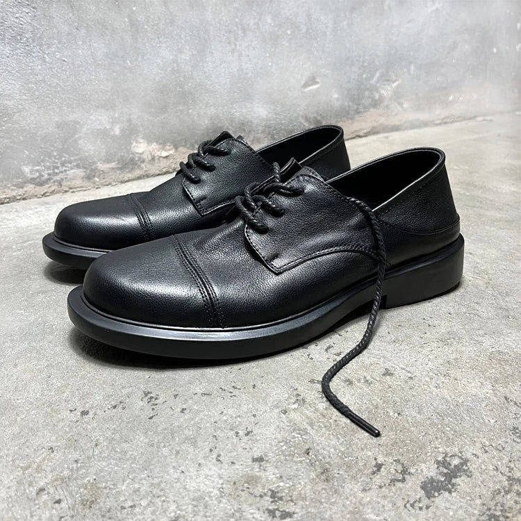 Herren-Lederschuhe mit Schnürsenkeln, runde Zehenkappe, seitliche Ansicht