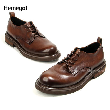 Herren-Lederschuhe, braun, schräger Blick auf Schnürung und runde Zehenform