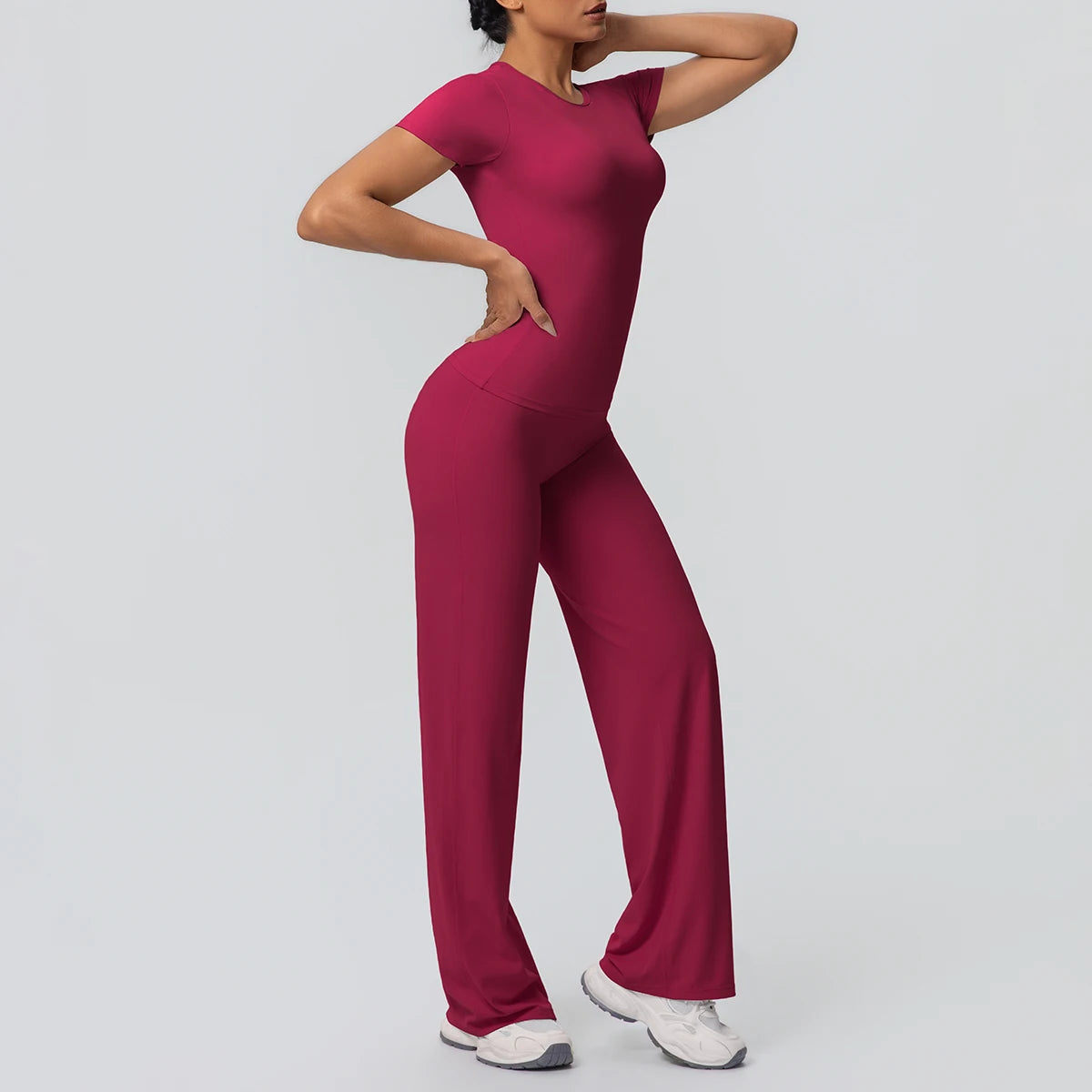Burgunderfarbenes Yoga-Set: kurzärmeliges Top mit Rundhalsausschnitt und lange Hose