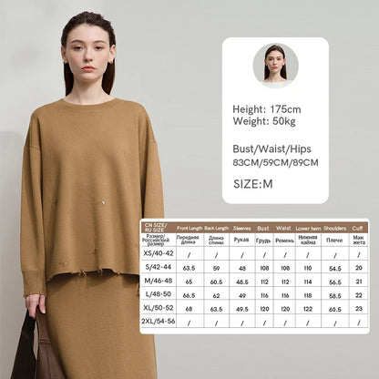 Beiges Strickoberteil mit langen Ärmeln und ausgefranstem Saum