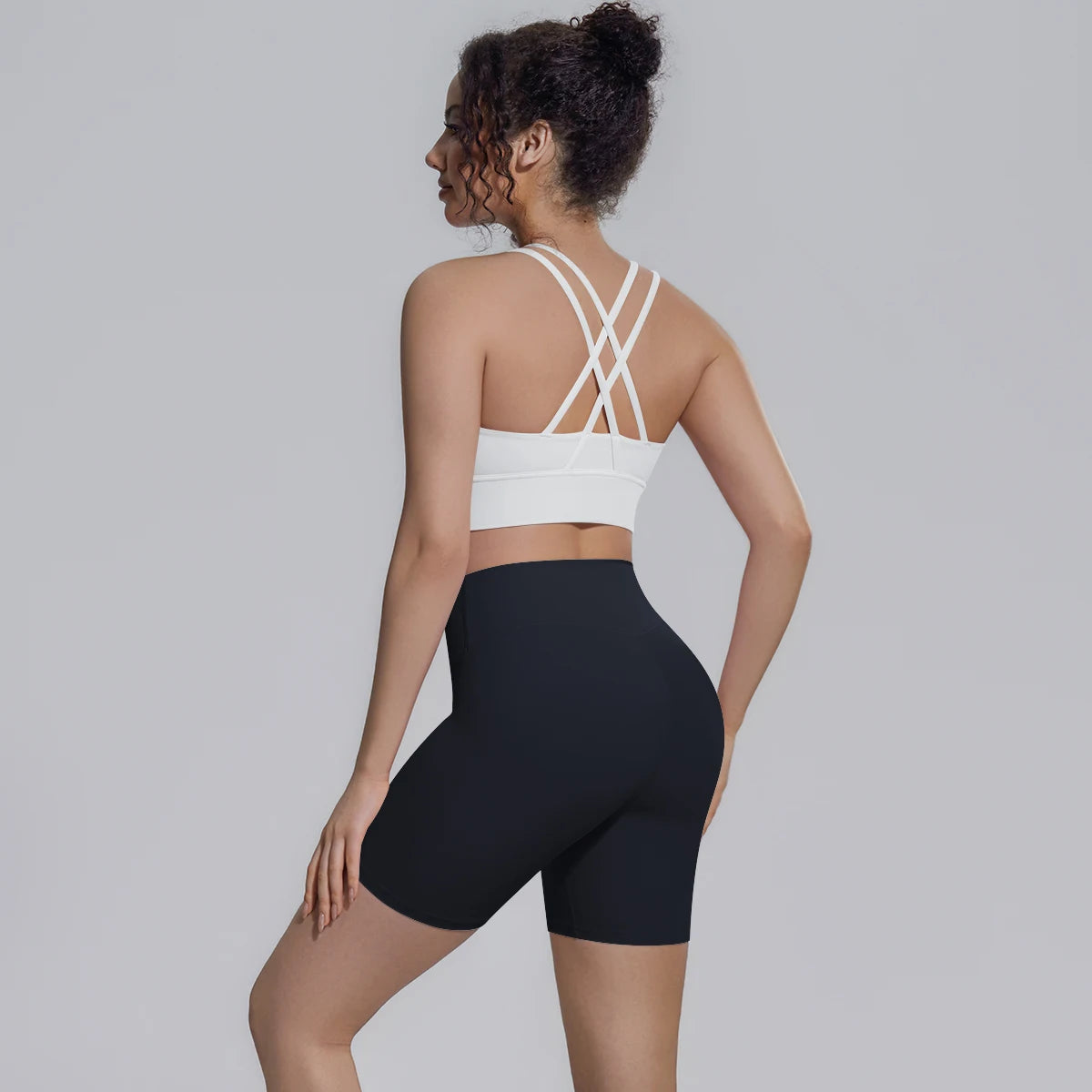 Damen-Yoga-Set: Sport-BH mit Rückenkreuz und Biker-Shorts, schwarz mit weißem BH