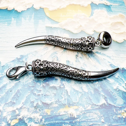 Zahnanhänger aus 925er Sterlingsilber, zwei Stücke mit ornamentiertem Griff