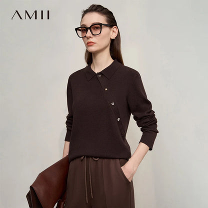 dunkelbrauner Pullover mit Polokragen, Knopfleiste und langen Ärmeln, leicht asymmetrischer Saum